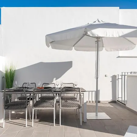 Luxury Penthouse With Beautiful Rooftop At Location *