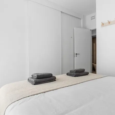 Luxury Penthouse With Beautiful Rooftop At Location *