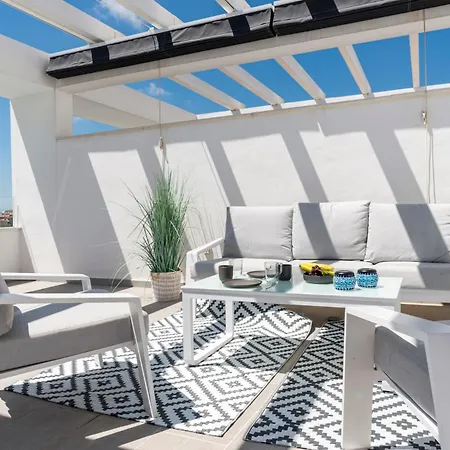 Luxury Penthouse With Beautiful Rooftop At Location *