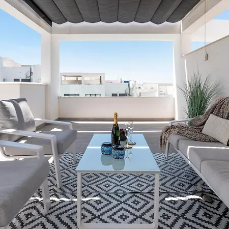 Luxury Penthouse With Beautiful Rooftop At Location شقة *