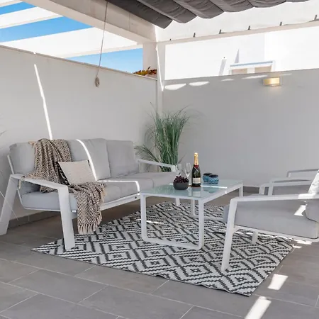Luxury Penthouse With Beautiful Rooftop At Location شقة *