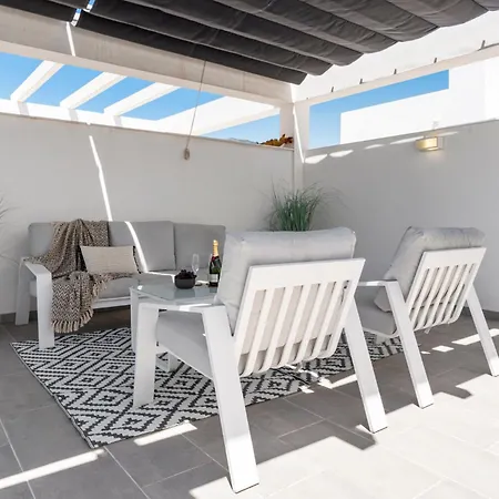 Luxury Penthouse With Beautiful Rooftop At Location شقة إِستيبونا