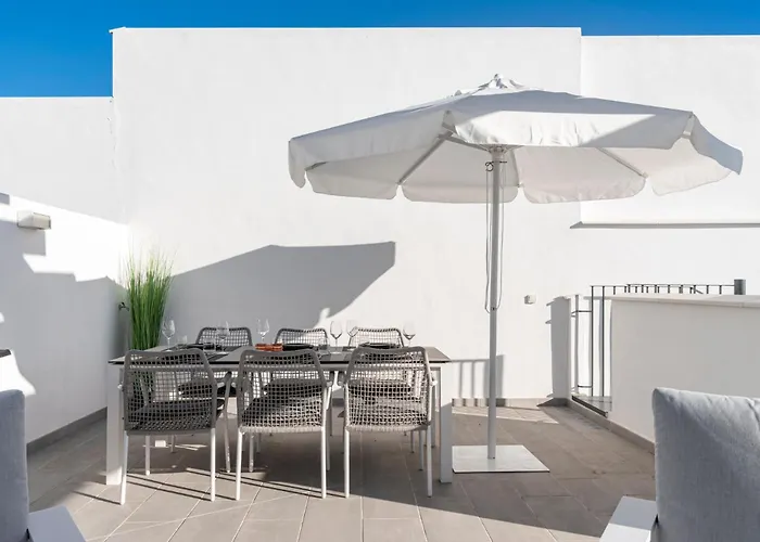 Luxury Penthouse With Beautiful Rooftop At Location *