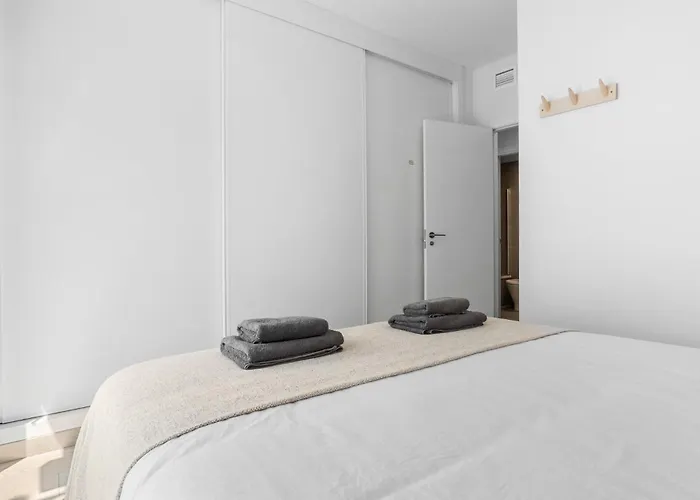 Luxury Penthouse With Beautiful Rooftop At Location *