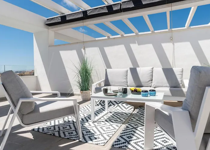 Luxury Penthouse With Beautiful Rooftop At Location *