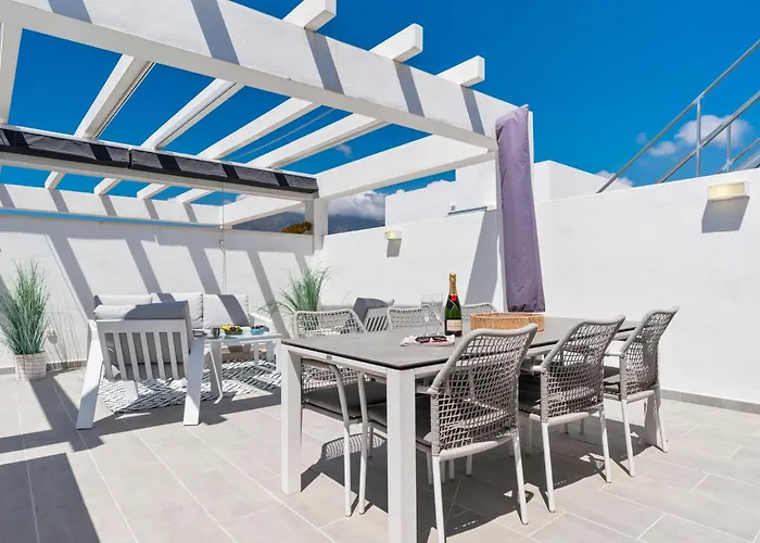 Luxury Penthouse With Beautiful Rooftop At Location 아파트 *