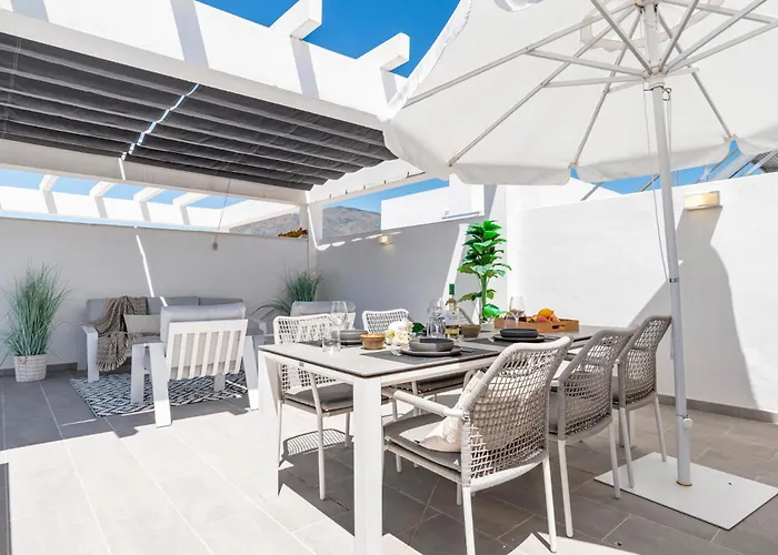 아파트 Luxury Penthouse With Beautiful Rooftop At Location *