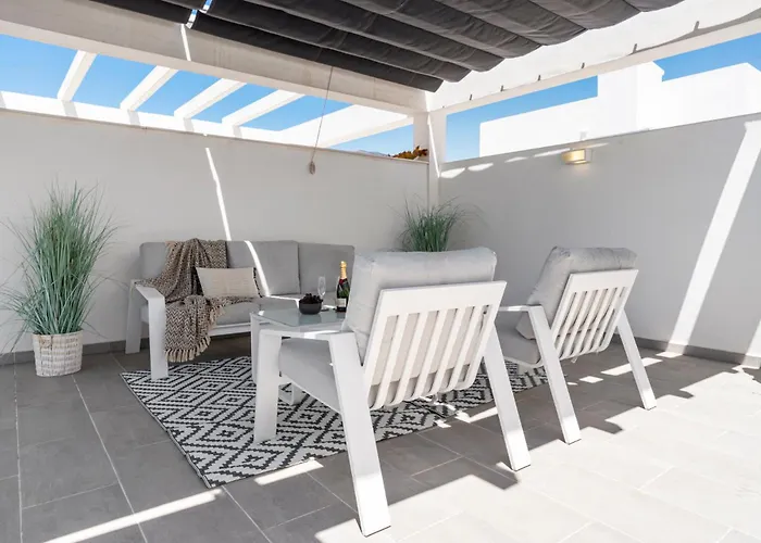 Luxury Penthouse With Beautiful Rooftop At Location アパート エステポナ