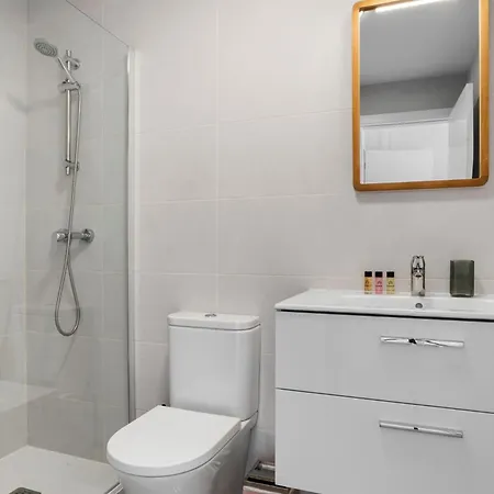 Luxury Penthouse With Beautiful Rooftop At Location شقة إِستيبونا