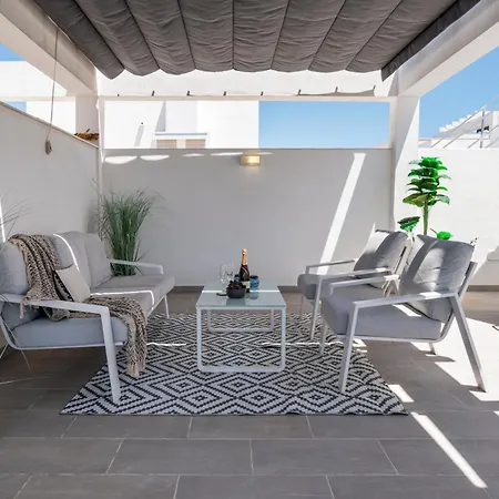Apartamento Luxury Penthouse With Beautiful Rooftop At Location